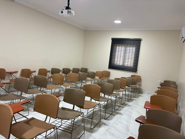 قاعة محاضرات كبرى بمقاعد متراصة